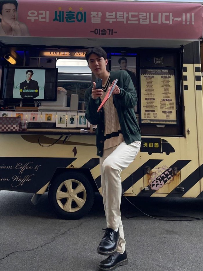 Beberapa bulan lalu, para fans grup K-Pop EXO khususnya fans Sehun, sangat excited dengan berita comeback Sehun dalam drama. Tak tanggung-tanggung, ia akan tampil dalam Now, We Are Breaking Up yang juga dibintangi Song Hye Kyo dan Jang Ki Yong./Foto: twitter.com/kokokbop