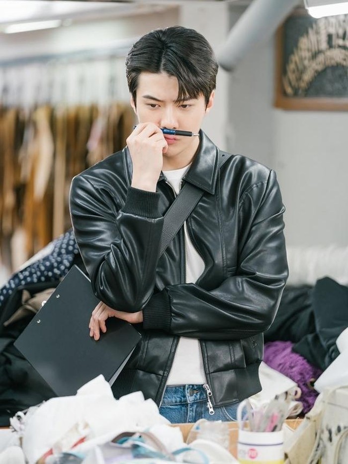 Dalam drama ini, Sehun berperan sebagai Hwang Chi Hyung, seorang pegawai baru di perusahaan fashion The One. Bukan hanya pegawai biasa, ia diketahui sebagai anak bungsu dari pemilik The One, Beauties!/Foto: twitter.com/BubbleSaii_