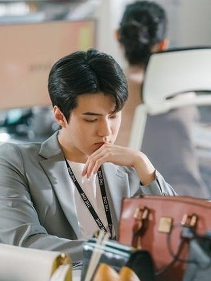 Bekerja di perusahaan fashion, gaya Sehun pastinya terlihat modis. Setelah tampil dengan leather jacket, ia juga tampil dalam balutan T-Shirt putih dan blazer abu-abu, lengkap dengan lanyard. Sudah cocok banget jadi pegawai baru ya, Beauties!/Foto: twitter.com/BubbleSaii_