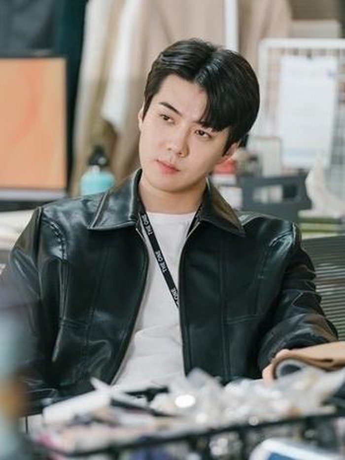 Tokoh Hwang Chi Hyung ini juga nantinya akan bekerja di The One bersama kakak perempuannya yaitu Hwang Chi Suk (Choi Hee Seo), dan pastinya bekerja di bawah arahan Ha Young Eun (Song Hye Kyo). Wah, makin nggak sabar untuk nonton dramanya di 12 November nanti, ya!/Foto: twitter.com/kdrama_menfess