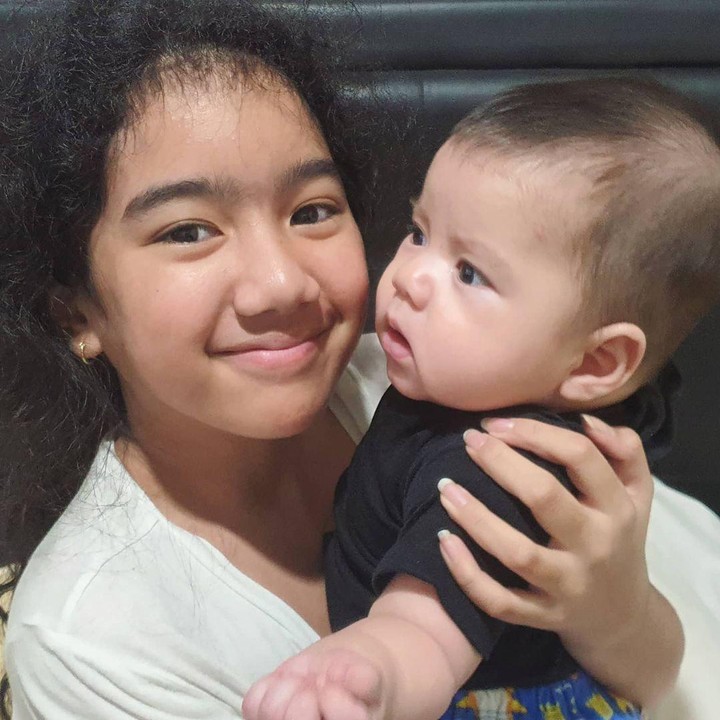 <p>Leticia tampak sering membantu Sheila Marcia untuk ikut mengurus adik-adiknya. Ia bahkan sering dipercaya untuk memomong adik bungsunya lho. (Foto: Instagram @itssheilamj)</p>