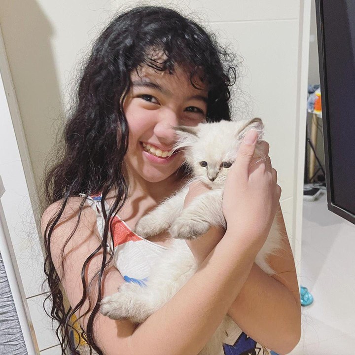 <p>Leticia juga memiliki seekor kucing yang diberi nama Silver. Ia sangat menyayangi hewan peliharaannya itu lho. (Foto: Instagram @itssheilamj)</p>