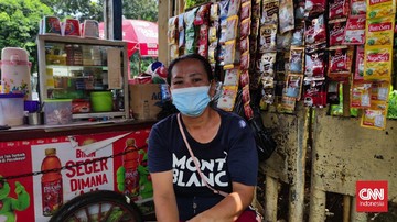 Warga menyesalkan harga tes PCR masih tinggi lantaran bisa memicu pembengkakan ongkos transportasi di kala ekonomi belum stabil.