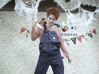Salah satu anggota boy group TVXQ yaitu Changmin juga sempat menghebohkan para fans dengan pilihan kostumnya pada 2014 lalu. Ia bertransformasi menjadi sosok Joker, lengkap dengan riasan wajah dan rambut ala tokoh tersebut!/Foto: wordpress.com/PrinceChangmin