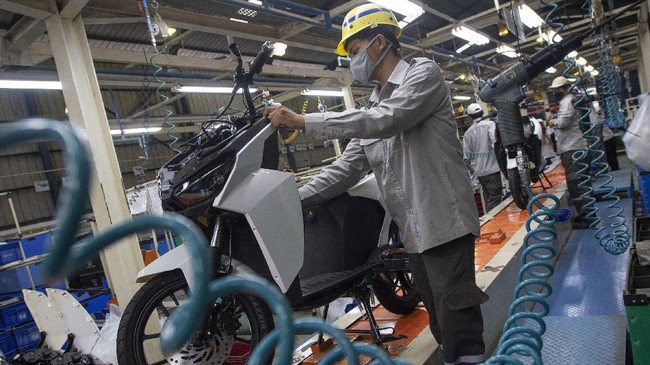 Pemerintah mengumumkan hanya tiga merek motor yaitu Gesits, Selis, dan Volta penerima subsidi karena dinilai sudah memenuhi syarat.