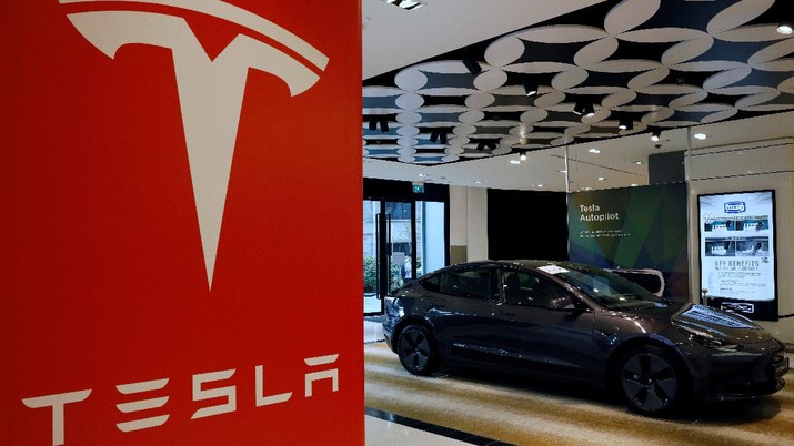 A Tesla model 3 car is seen in their showroom in Singapore October 22, 2021. Picture taken October 22, 2021. REUTERS/Edgar Su