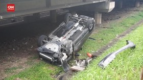 VIDEO: Lepas kendali, Mobil Tabrak pembatas Tol dan Terbalik