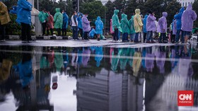 FOTO: Warna-warni di Aksi Buruh dan Mahasiswa Mendemo Jokowi