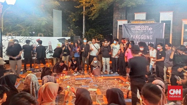 Di momen hari sumpah pemuda, sejumlah pemuda di Sumatera Barat gelar aksi seribu lilin. Aksi ditujukan sebagai refleksi tujuh tahun pemerintahan Jokowi.