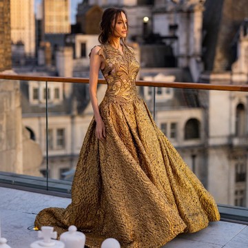 Tampilan Elegan Angelina Jolie Mengenakan Rangkaian Busana dari Valentino di Premiere Film 'Eternals'