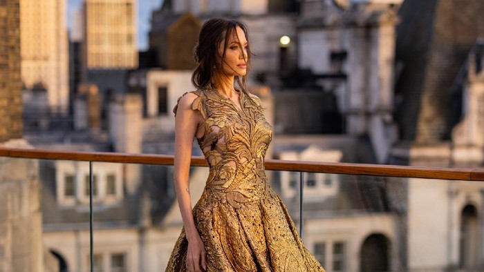 Tampilan Elegan Angelina Jolie Mengenakan Rangkaian Busana dari Valentino di Premiere Film 'Eternals'
