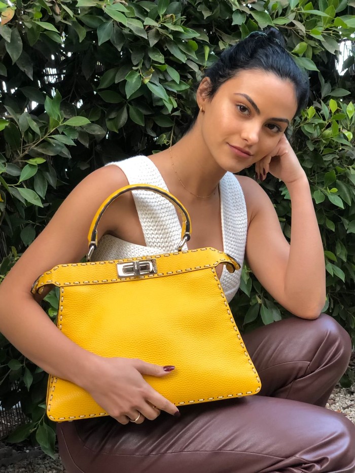 Gaya kasual ditampilkan aktris Camila Mendes saat memakai tas Fendi Peekaboo ini. Foto: Courtesy of Fendi