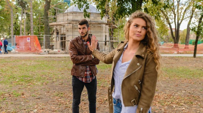 Bikin Nggak Nyaman dan Takut, Berikut Cara Ampuh Atasi Pasangan Posesif!