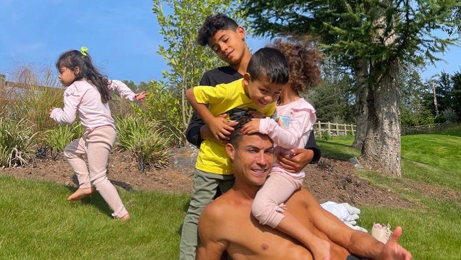 Cristiano Ronaldo dan anak-anaknya Cristiano Ronaldo dan anak-anaknya