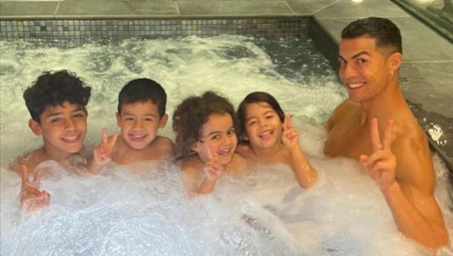Cristiano Ronaldo dan anak-anaknya
