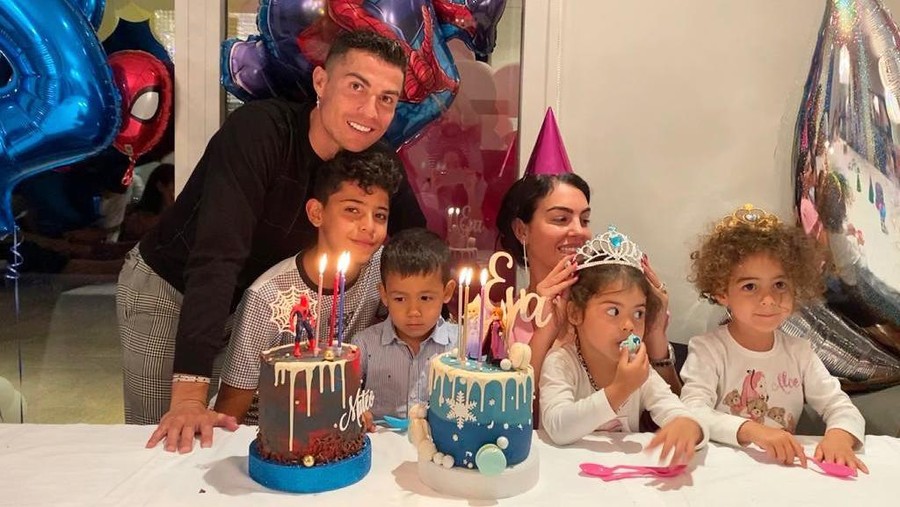 Cristiano Ronaldo dan anak-anaknya Cristiano Ronaldo dan anak-anaknya