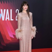 Menjadi 'My Universe' nya Chris Martin, Intip Gaya Stylish Dakota Johnson dari Kasual hingga Glamor