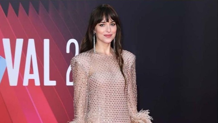 Menjadi 'My Universe' nya Chris Martin, Intip Gaya Stylish Dakota Johnson dari Kasual hingga Glamor