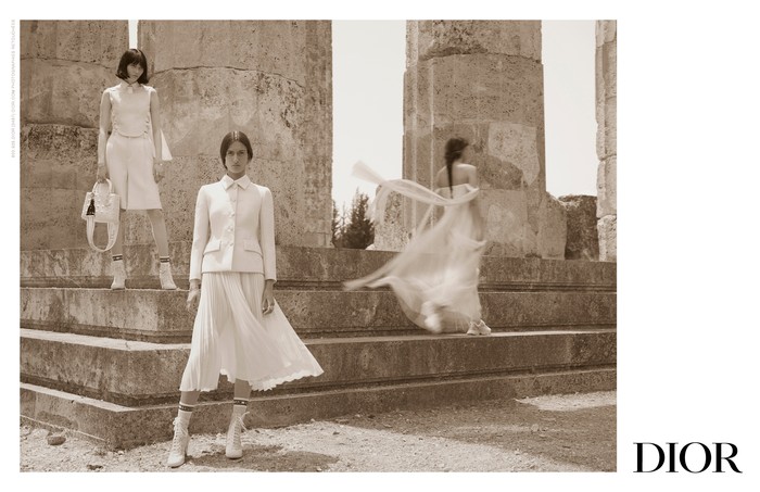 Dipresentasikan dalam sebuah fashion show di Athena, Yunani pada Juni 2021 lalu, nuansa Yunani kuno turut ditampilkan pada foto ini. Di mana dengan mengambil latar situs bersejarah Nemea. Foto: Julia Hetta/Dior