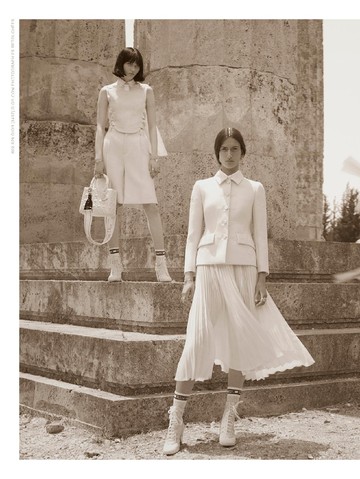img-title Dior Rilis Foto Iklan Koleksi Cruise 2022 yang Terinspirasi Mitologi Yunani dalam Nuansa Sinematik
