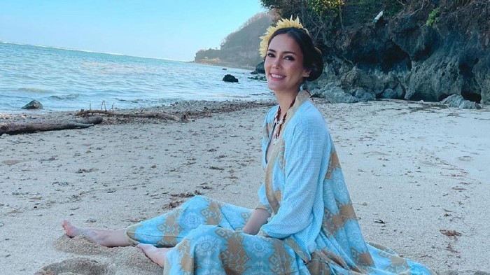 Wisata Pantai Dibuka! Jangan Lupa Tampil Stylish, Intip Outfit Kece Cathy Sharon yang Bisa Dijadikan Referensi