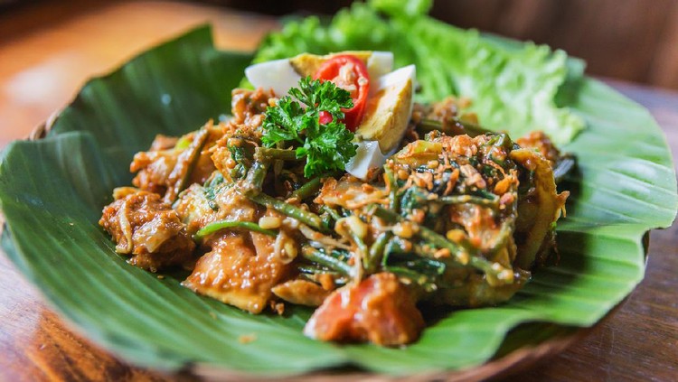 Close up shot of Indonesian local cuisine gado gado ( vegetable salad with peanut sauce )