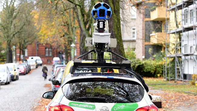 Seorang warga memprotes keberadaan mobil Google Street View di wilayah perumahan tempat dia tinggal.