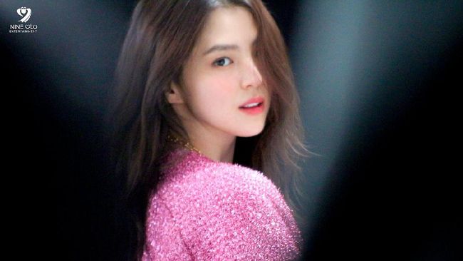Agensi buka suara mengenai luka di wajah Han So-hee akibat jatuh saat syuting Gyeongseong Creature, drama baru yang dibintangi bareng Park Seo-joon.