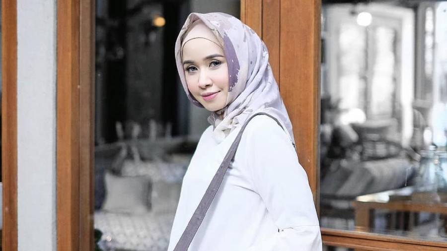 Hijabers yang disebut mirip dengan Laudya Cynthia Bella. Hijabers yang disebut mirip dengan Laudya Cynthia Bella.