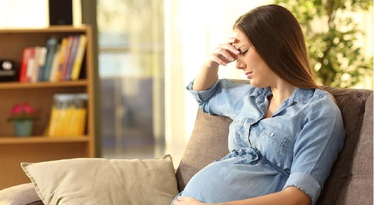 DO'S AND DONT'S BILA BUNDA MENGALAMI GANGGUAN KESEHATAN MENTAL SAAT HAMIL Meski tidak tampak secara fisik, gangguan kesehatan mental pada Bunda dapat terjadi kapan saja selama masa kehamilan. Berikut cara untuk mengatasinya ya Bunda.