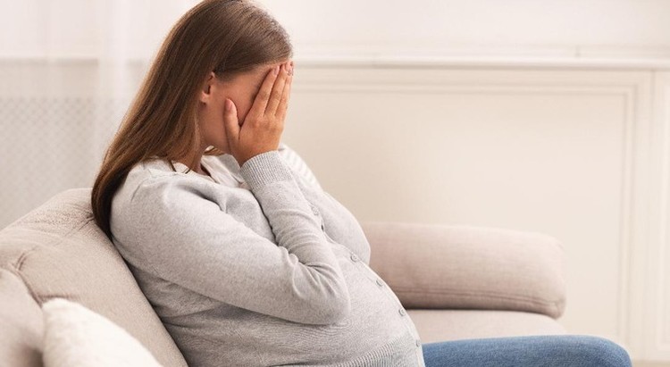 Segera Atasi Gangguan Kesehatan Mental saat Hamil agar Bunda & Bayi Tetap Sehat Meski tidak tampak secara fisik, gangguan kesehatan mental pada Bunda dapat terjadi kapan saja selama masa kehamilan. Berikut cara untuk mengatasinya ya Bunda.