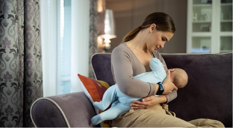 4 TIPS AMAN MENYUSUI DI MASA PANDEMI COVID-19 ASI dari Bunda yang telah divaksin ternyata mengandung antibodi yang melindungi bayi dari virus. Antibodi itu bahkan mampu bertahan dalam ASI hingga 10 bulan.