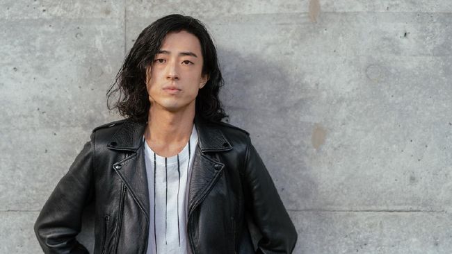 Memanjangkan rambut bukan hanya jadi keinginan para perempuan, tapi juga bagi sebagian pria. Berikut cara memanjangkan rambut untuk pria.