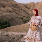 6 Inspirasi Outfit Hijab ala Indah Nada Puspita di Labuan Bajo