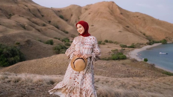 6 Inspirasi Outfit Hijab ala Indah Nada Puspita di Labuan Bajo