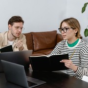Jangan Suka Negative Thinking! Ini Cara Mudah Menghilangkan Pikiran Buruk di Tempat Kerja