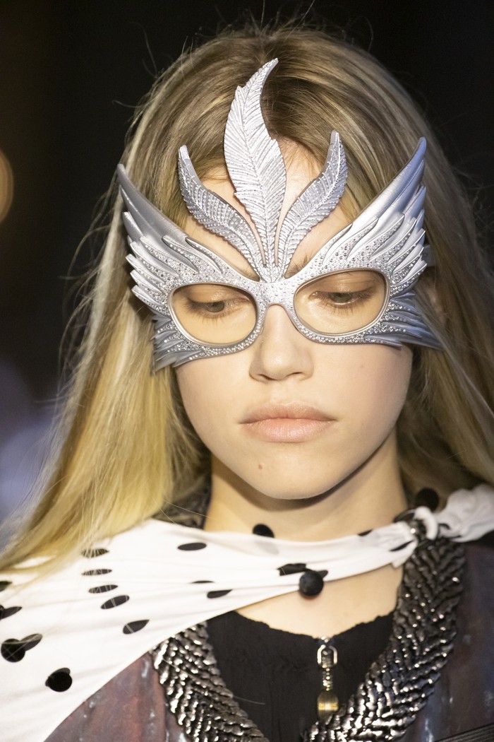 Bahkan optical glasses turut digubah dalam nuansa desain yang dramatis. Foto: Courtesy of Louis Vuitton