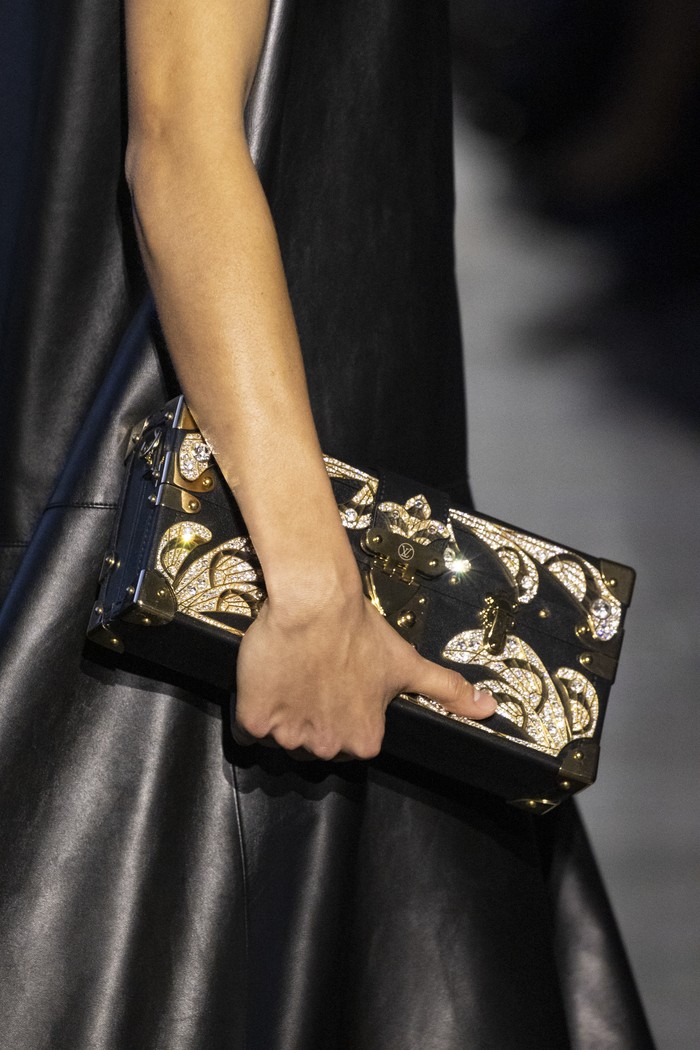Untuk tas, yang paling menarik atensi adalah versi terbaru dari salah satu tas ikonisnya yakni Petite Malle. Hadir dalam ukuran lebih panjang dengan pulasan corak dan detatil. Foto: Courtesy of Louis Vuitton