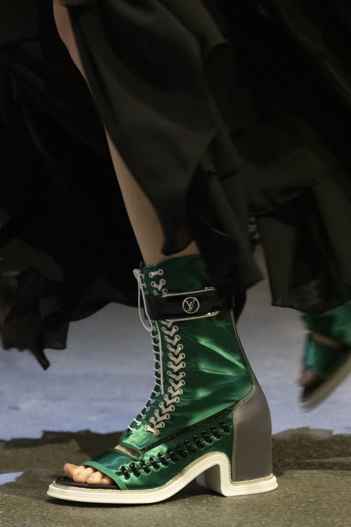 Open-toe boots detail stitching menjadi konsep dari koleksi sepatu. Foto: Courtesy of Louis Vuitton