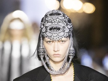 Headpiece unik turut dihadirkan dan menjadi statement tersendiri pada padanan busana bernuansa formal. Foto: Courtesy of Louis Vuitton