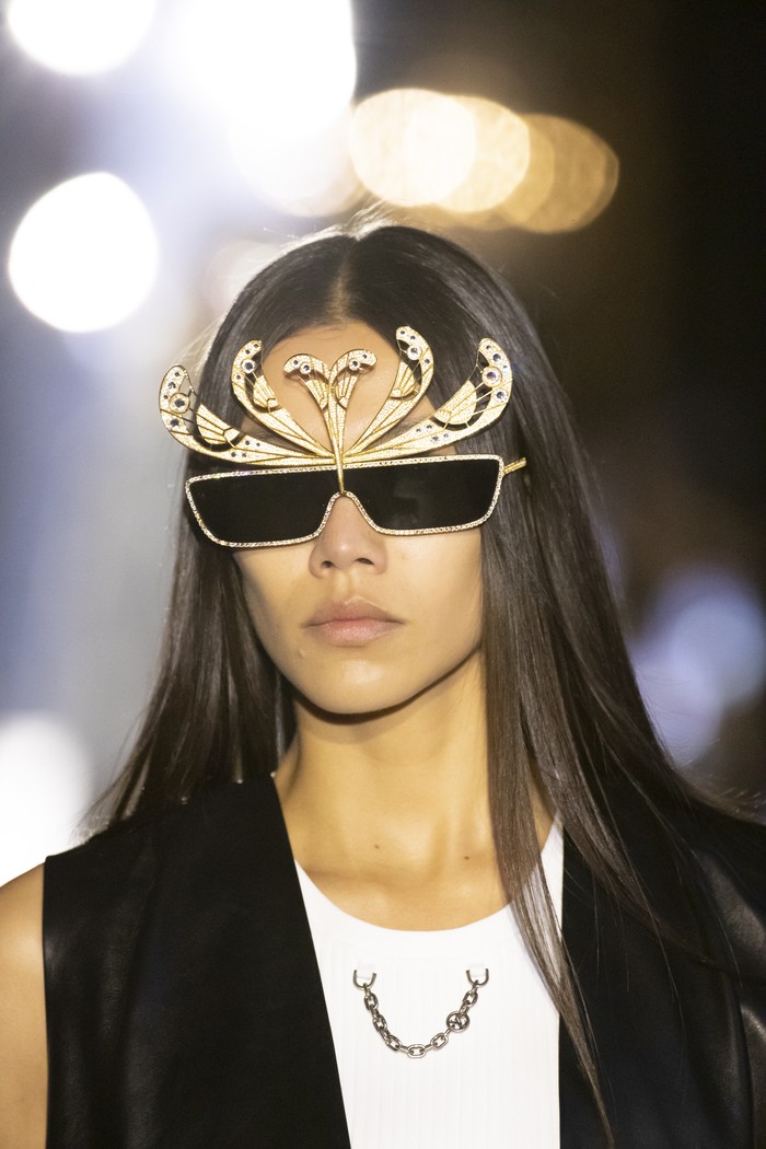 Futuristik namun terdapat sentuhan whimsical menjadi identitas desain dari Nicolas Ghesquiere selaku creative director Louis Vuitton seperti tertuang pada sunglasses berikut. Foto: Courtesy of Louis Vuitton