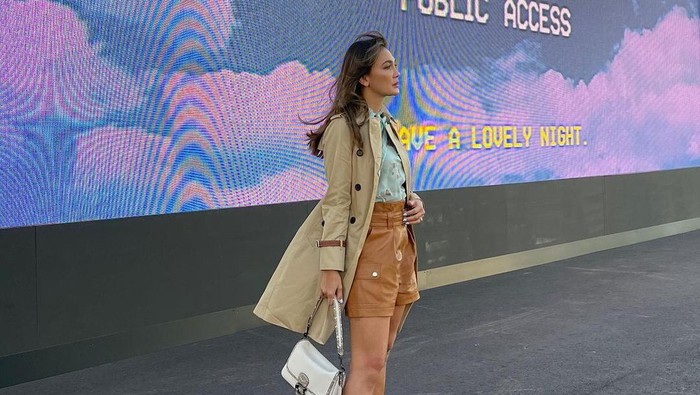 5 Padu Padan Celana Pendek ala Luna Maya Selama di Amerika, Modis dari Jelajah Alam hingga Fashion Show 5 Padu Padan Celana Pendek ala Luna Maya Selama di Amerika, Modis dari Jelajah Alam hingga Fashion Show