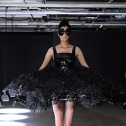 Inspirasi Kostum Halloween ala Koleksi Runway Spring/Summer 2022! Ada yang Mirip Tampilan Desainer Kenamaan