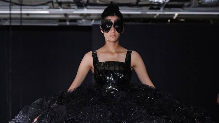 Inspirasi Kostum Halloween ala Koleksi Runway Spring/Summer 2022! Ada yang Mirip Tampilan Desainer Kenamaan