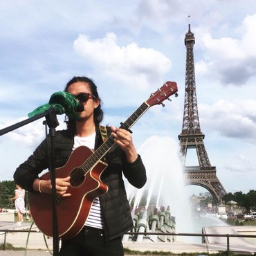 Heboh Pria Makassar Ngamen Bareng Istri Bule Bikin Kagum Warga Paris