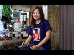 Kisah Wanita Cantik yang Sukses Bantu Ibu Jualan Nasi Kuning