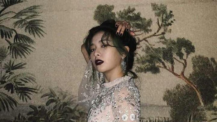 Gaya Gothic ala Idol K-Pop dengan Lipstik Hitam, Cocok untuk Makeup Halloween! Gaya Gothic ala Idol K-Pop dengan Lipstik Hitam, Cocok untuk Makeup Halloween!
