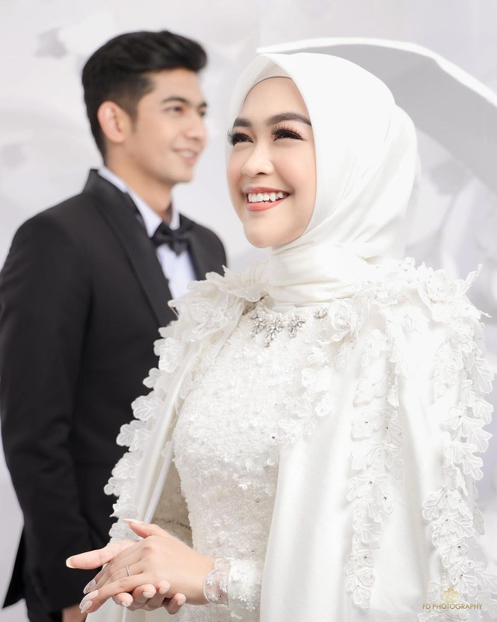 Setelah melangsungkan acara lamaran 23 September 2021 lalu, kini Ria Ricis dan Teuku Ryan pun kembali memberikan kode semakin dekat dengan pelaminan lewat sesi foto preweddingnya. (Foto: Instagram.com/fdphotography)