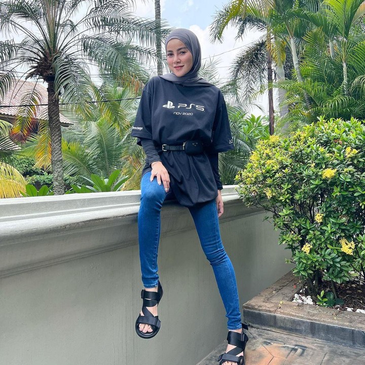 <p>Rumah Olla juga dipenuhi dengan tanaman-tanaman yang menambah keasrian. Dijamin deh udara di rumah Olla sangat segar, Bunda! (Foto: Instagram: @ollaramlan)</p>