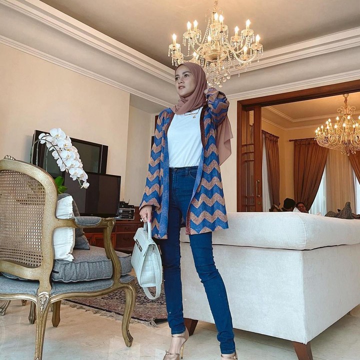 <p>Ruangan lainnya yang instagramable banget adalah ruang keluarga, Bunda. Tentunya ruangan ini masih menggunakan lampu kristal yang mewah. (Foto: Instagram: @ollaramlan)</p>